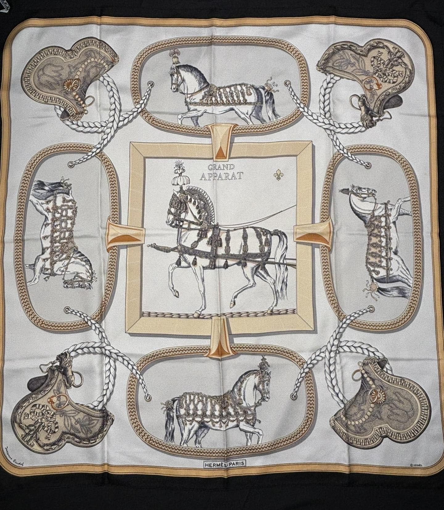 エルメス スカーフ「盛装の馬」yellow / white バリエーション