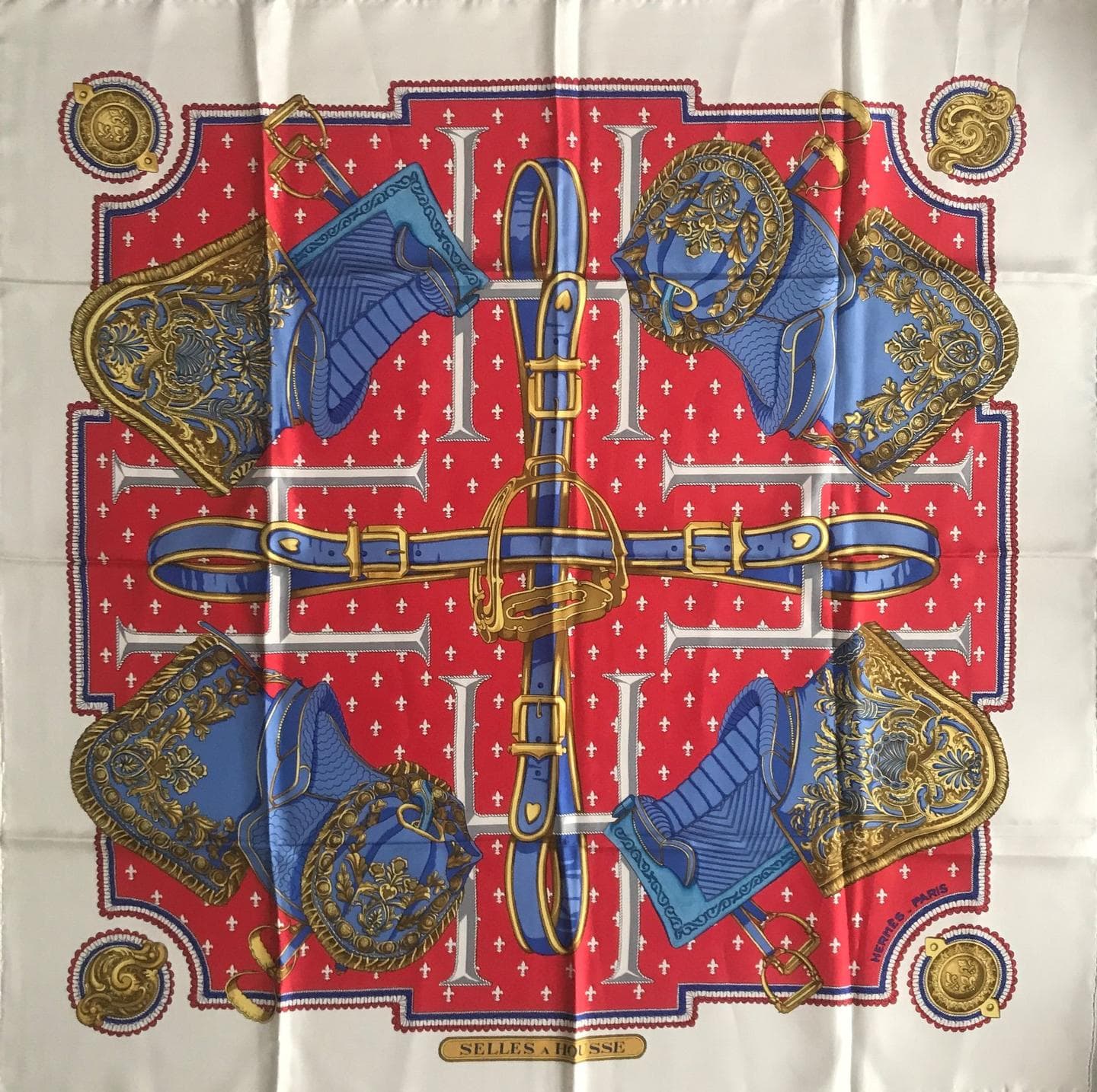 エルメス スカーフ「鞍」red / white バリエーション